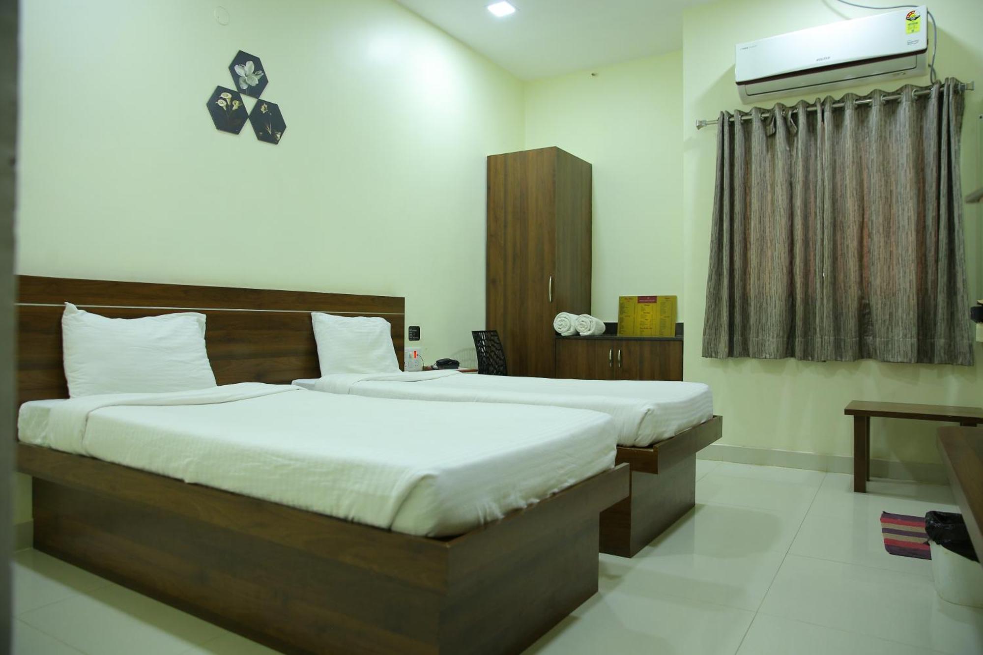 Hotel Maruthi Inn Nirmal  외부 사진